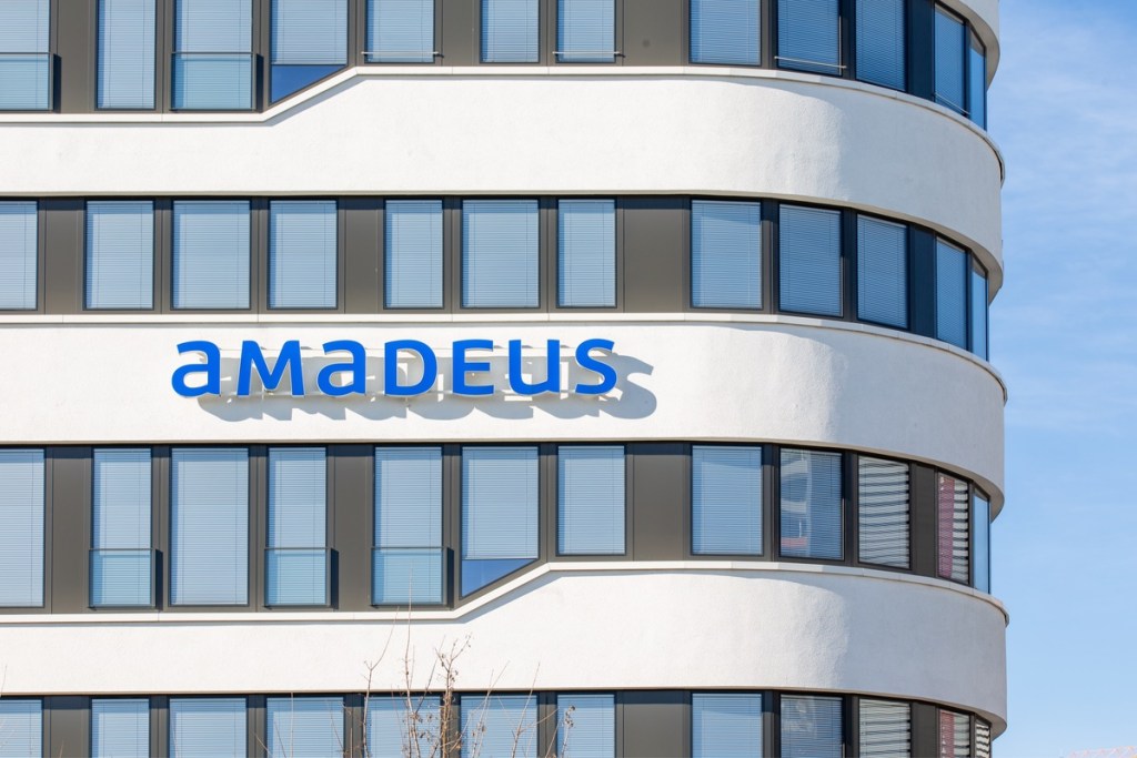 Amadeus integra sus sistemas de viaje en Claude: la IA transforma la planificación y reserva